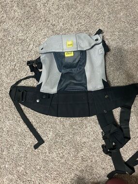 LILLEbaby Mesh Complete Carrier in Gray and Black